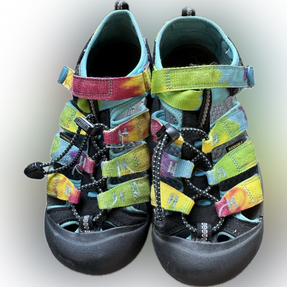 Keen Black Sporty Sandals with Closed Toe Design